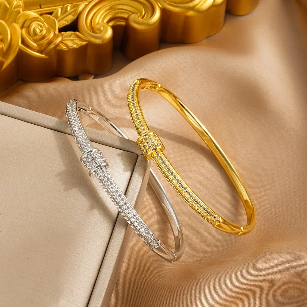 

Это нишевый ретро-браслет. Маленький женский браслет с открытой талией и ощущением легкой роскоши и высококачественной изысканности.