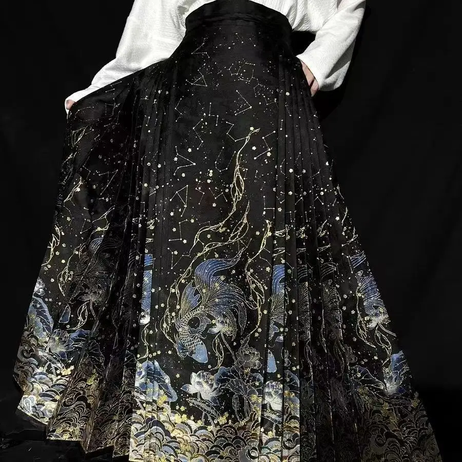 ‌ تنورة وجه حصان هانفو على الطراز الصيني الجديد - تنورة ما ميان من سلالة مينغ مع زي تقليدي مطرز بالذهب للنساء