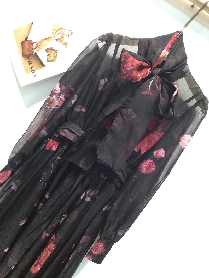 MIUXIMAO 2025 ชุดเดรสฤดูใบไม้ร่วงแฟชั่นชุดเดรสสีแดงดอกกุหลาบพิมพ์แขนยาวชุดยาวสีดำชุดยาวผู้หญิงโบว์