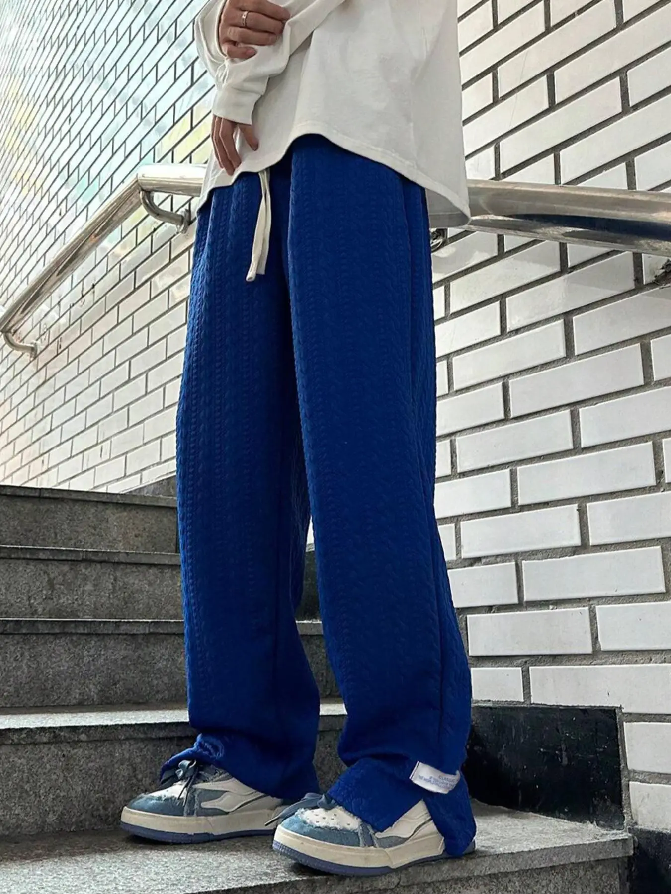 Herren Casual Minimalistische Jogginghose mit Buchstabendruck, Geteilter Saum, Strukturierter Jacquard-Stoff, Kordelzug am Bund, Komfortabler Schnitt – Detail 19