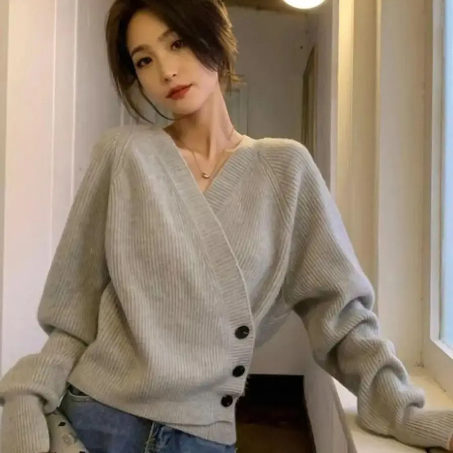 

Retro Cross V-Neck Sweater Women Autumn Winter High-End Lazy Style Casual Niche Design Slim Long-Sleeved Sweater