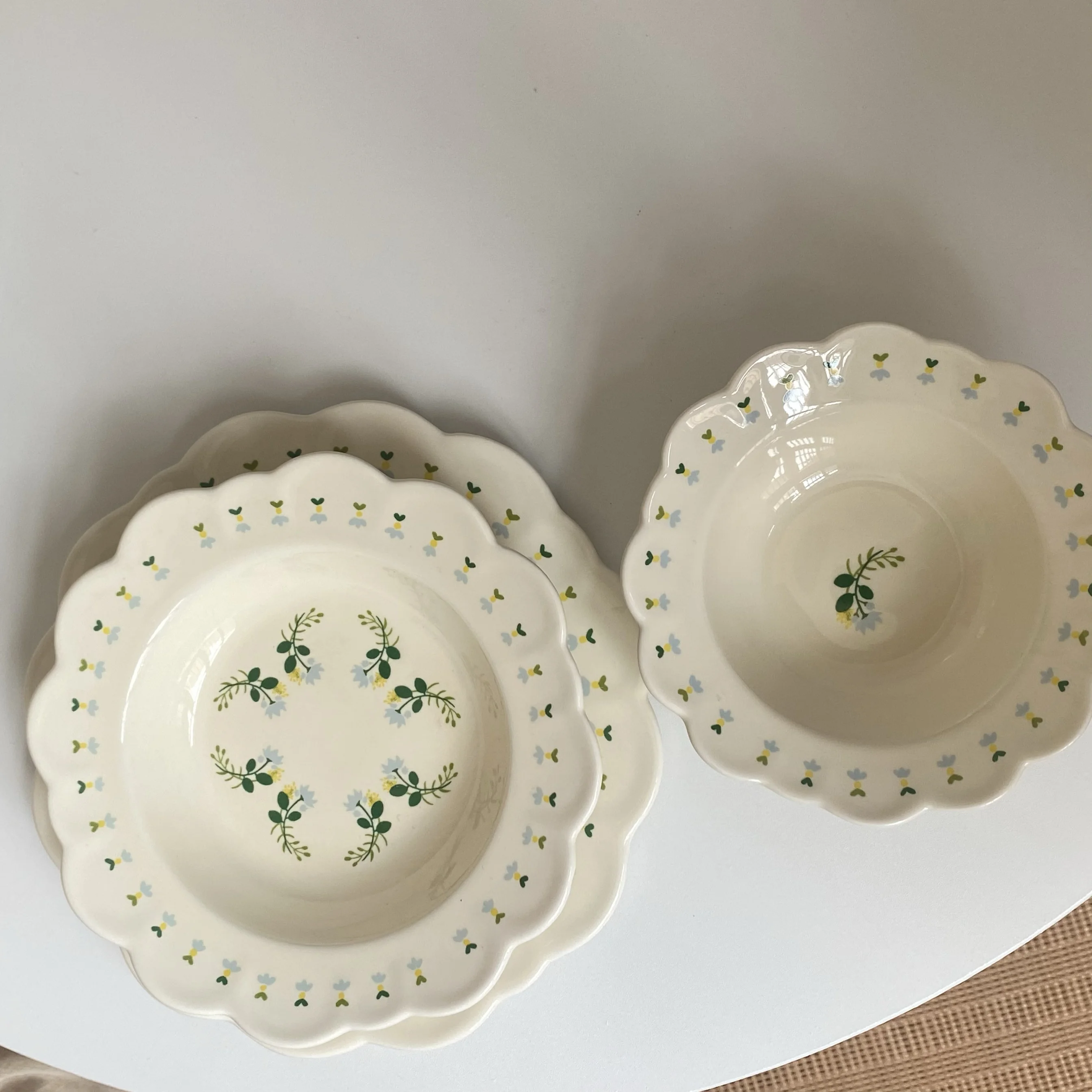 

Small floral ceramic plate, high-end sense creative high-value French retro dessert relief breakfast plate, household