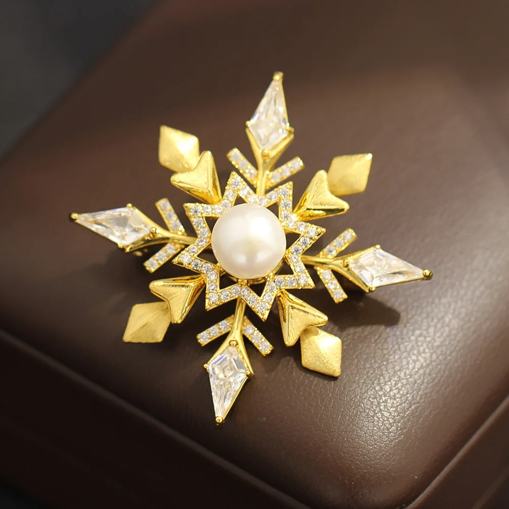Winter New Gold and Silver Brushed Snowflake Brooch Women Exquisite Micro Inlaid Zircon Natural Freshwater Pearl Accessory Pin