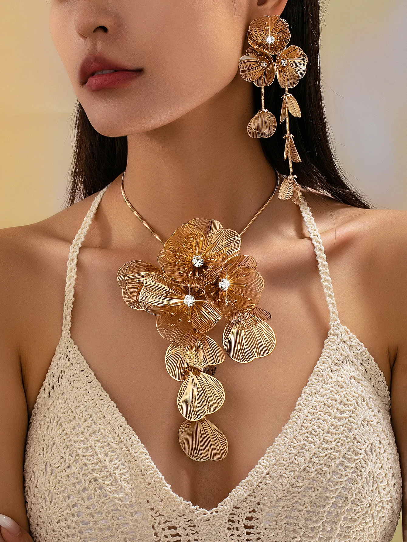Auffälliges Gold-Hohlblumen-Schmuckset für Damen, lange Quasten-Ohrringe, große Blumen-Statement-Halskette, Hochzeits- und Party-Accessoires – Detail 1