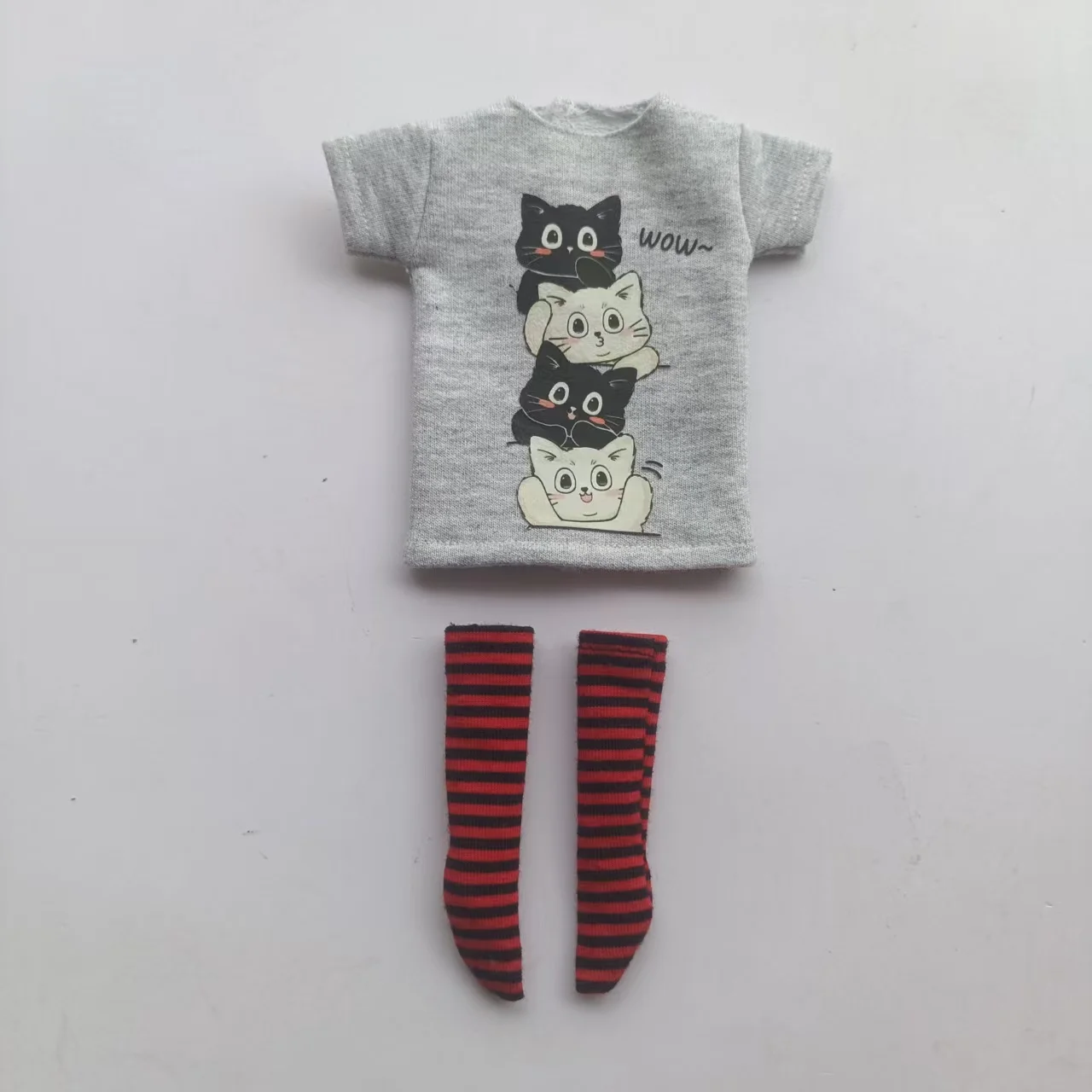 Handgefertigte OB24 1/6 Puppenkleidung, Cartoon-Print Kurzarm-T-Shirt + gestreifte Socken, kann als Zubehör für 1/6 Puppen verwendet werden. – Detail 13
