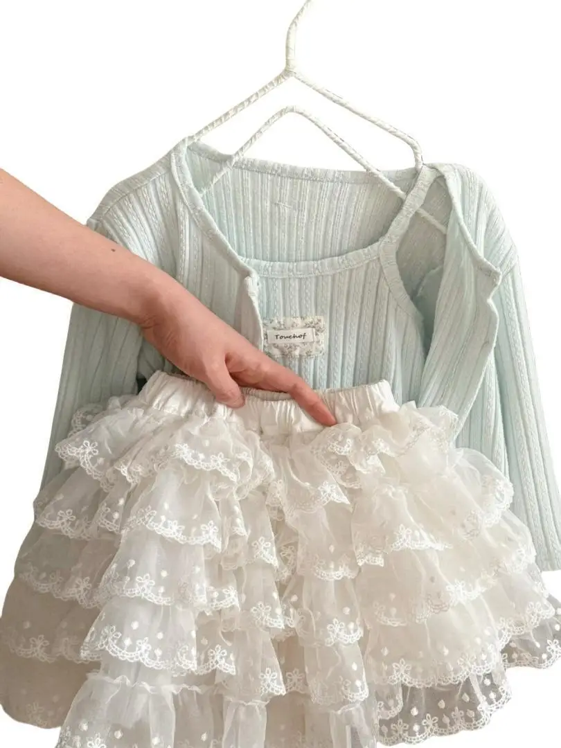 中国デザイナーによる2025年春のファッショナブルなツーピースセット、女の子向けの甘い刺繍入りカーディガンとタンクトップ、レーススカート付き