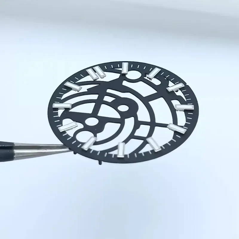 ملحقات ساعة معدلة جديدة مقاس 28.5 ملم مع قرص مجوف في حركة NH70 مضيئة باللون الأزرق والأخضر قابلة للتخصيص