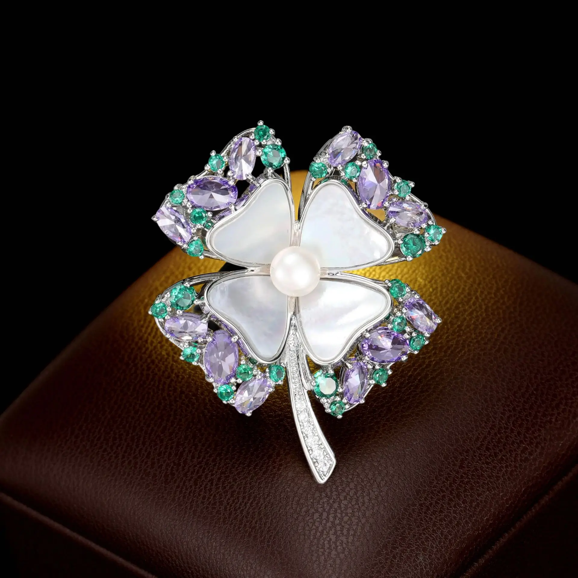 高級感と上品さを兼ね備えた、天然のクローバーをあしらったマザーオブパールのブローチ。軽やかな高級感のデザインで、ジャケットに合うおしゃれなアクセサリーです。