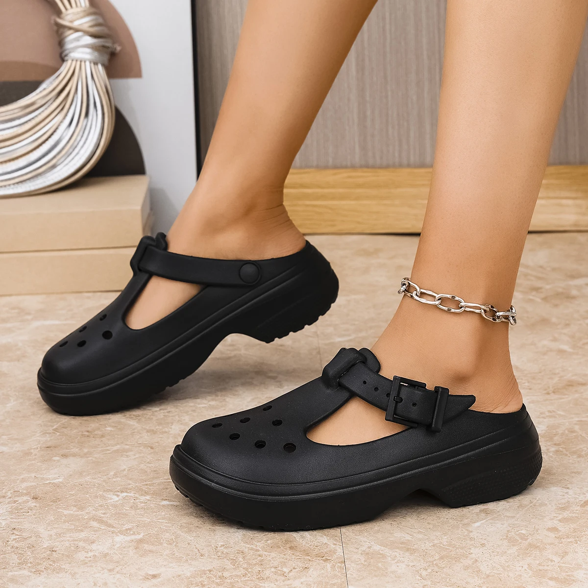 A Pair of New Women's Slippers, Wear-Resistant, Non-Slip, Sporty, Comfortable, Simple and Fashionable Women's Shoes for Outdoor Wear