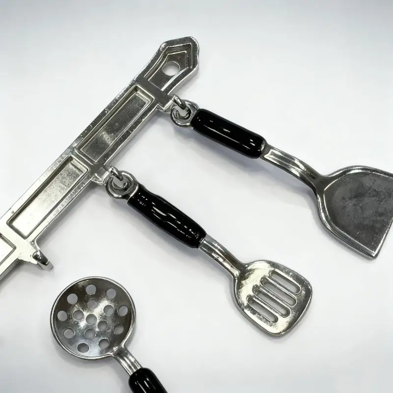 Juego de espátula colgante Vertical en miniatura para casa de muñecas, cuchara para sopa, embudo, herramientas de cocina para decoración de casa de muñecas, juguetes para juego de imitación, 1 Juego