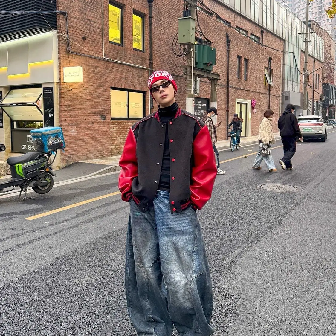 

Contrasting leather baseball jersey men's personality silhouette wide shoulder short jacket