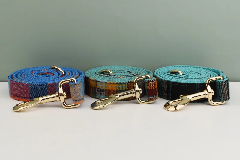 Kariertes Hundehalsband Designer mit Fliege Maßgefertigtes Hundezubehör Luxus-Haustierhalsband und Leinenset – Detail 3
