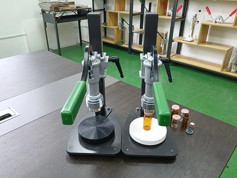 XLP03 Macchina piegatrice per tappatura manuale per sigillare spruzzatore di profumo Coperchio in alluminio Tappatore per bottiglie in plastica di alluminio