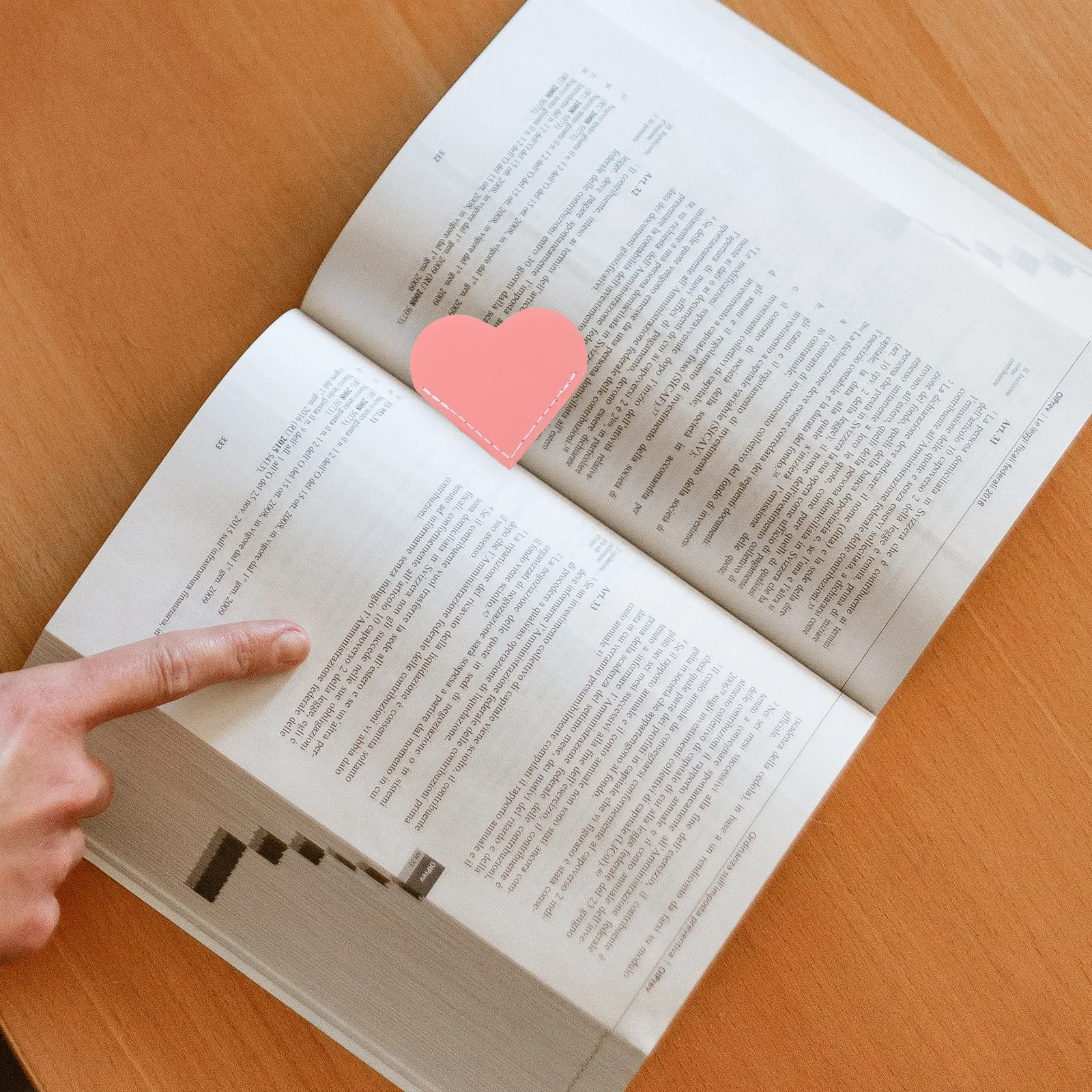 

5Pcs Heart Shaped Bookmarks Vintage Handmade Page Corner Protectors Elegant Lightweight Book Decor for Students Women Readers