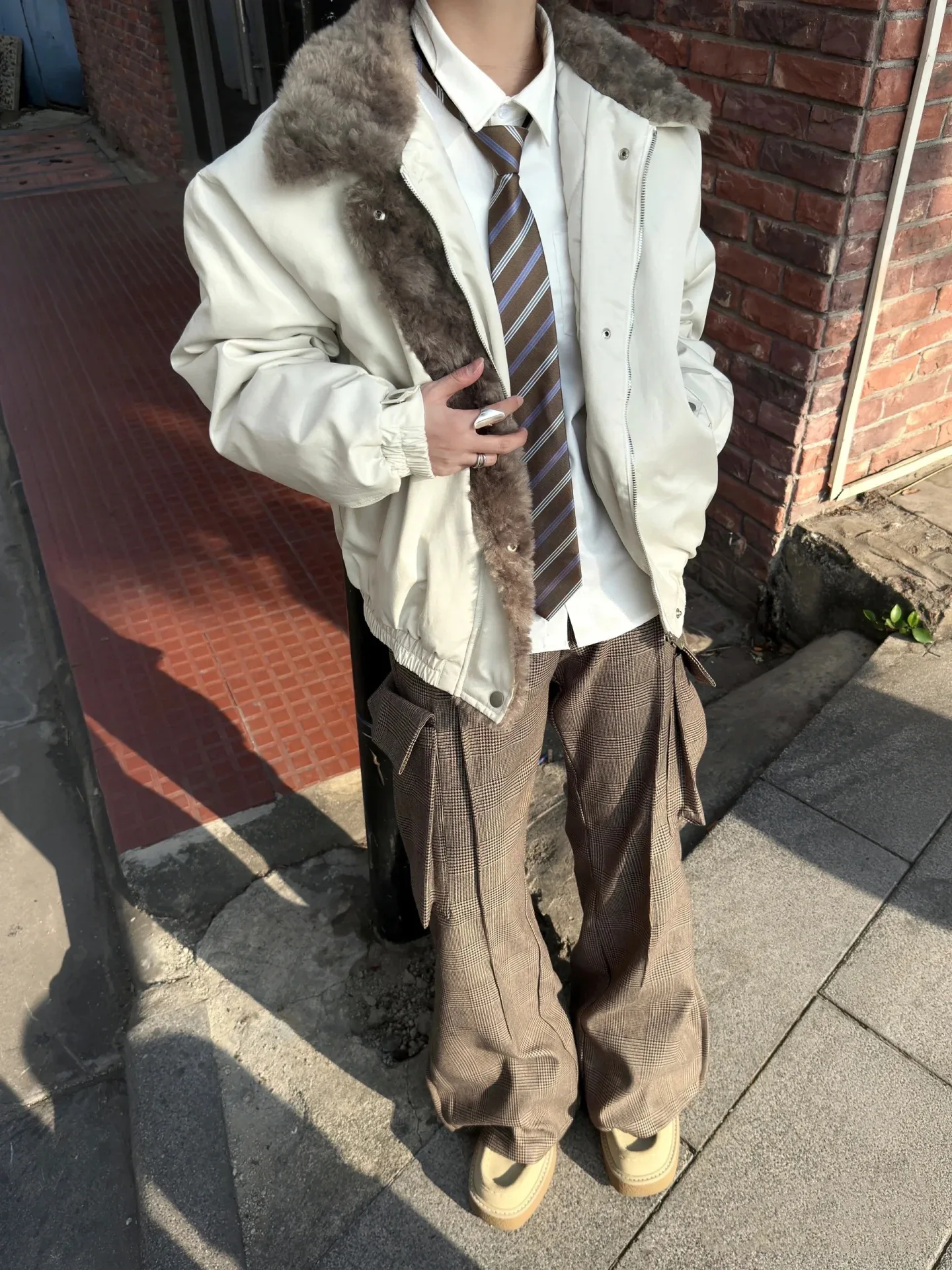 

Мужская куртка с меховым воротником, плюшевая, в стиле пэчворк, свободного кроя, для ночных клубов, итальянская, светоотражающая, стеганая, прочная, с капюшоном, ирландская, водонепроницаемая, для строительных работ