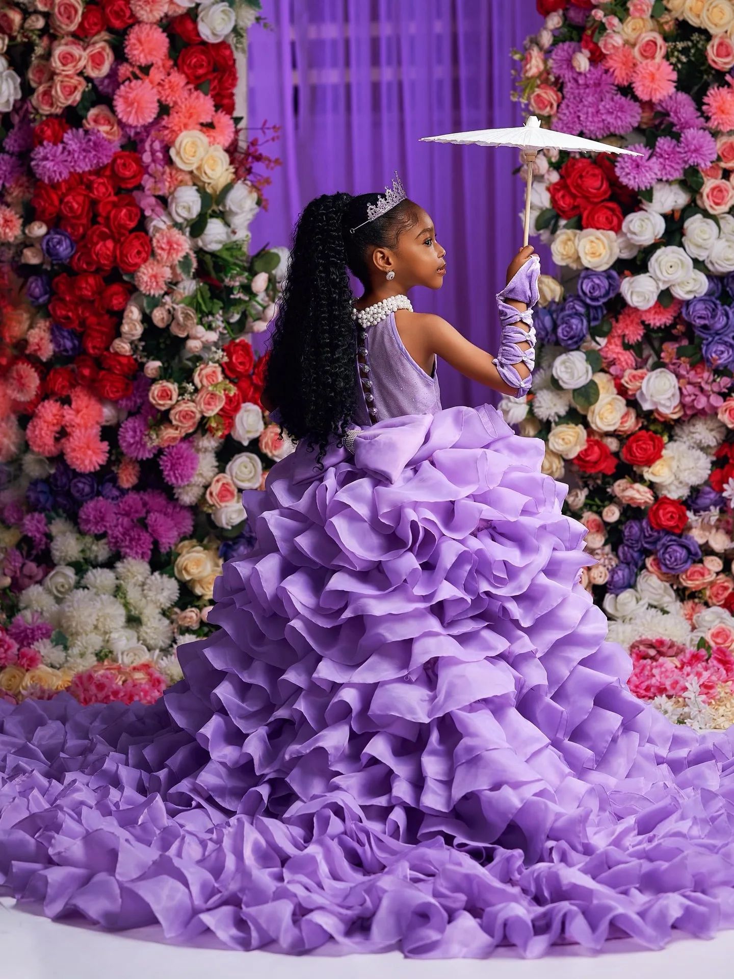ラベンダー色のふわふわした女の子の誕生日パーティー用ドレス、カスタマイズされたフリル付きライラックのフラワーガールドレス、ベビー・キッズ用フォトシュート用ボールガウン
