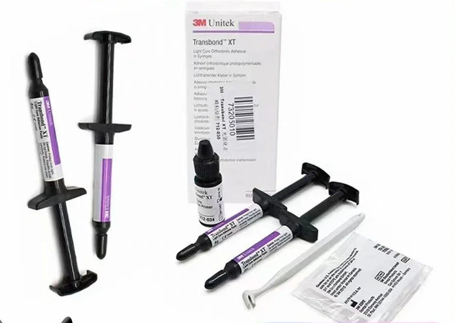 

Комплект ортодонтического светоотверждающего клея 3M: смола для склеивания эмали и средство для предварительной обработки для фиксации кронштейна.