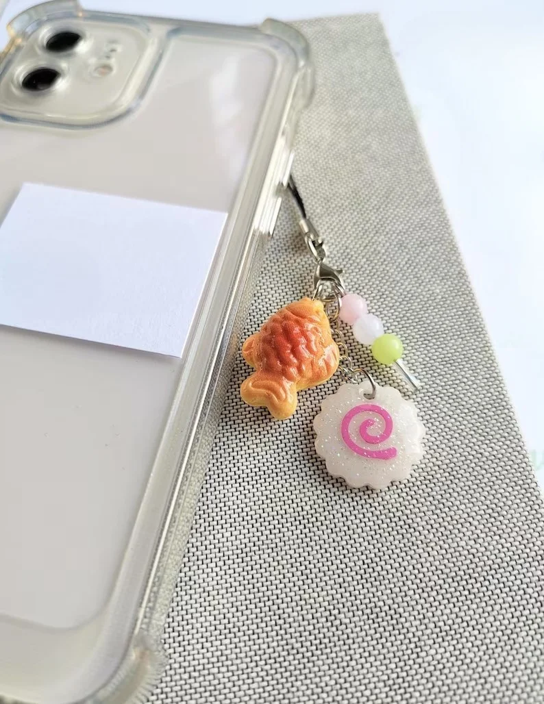 Taiyaki de comida callejera japonesa Kawaii, pastel de pescado Narutomaki, llavero con cordón para teléfono, amuleto para teléfono de comida asiática, amuleto para teléfono con pan de pescado