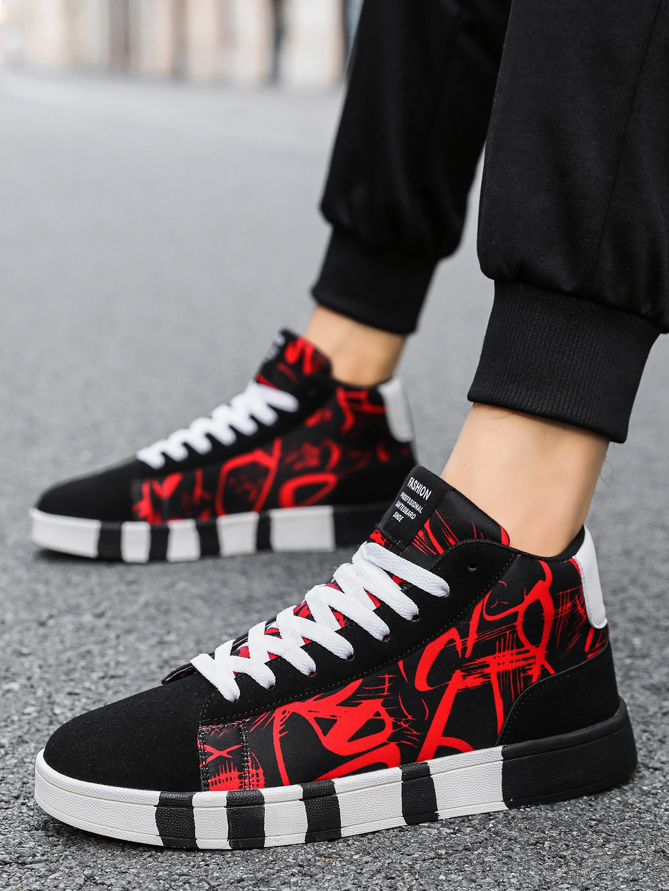 Zapatos casuales de suela alta con estampado de grafiti a rayas aleatorias personalizados para hombres, zapatos de skate con cordones delanteros para parejas de deportes al aire libre cómodos y de moda