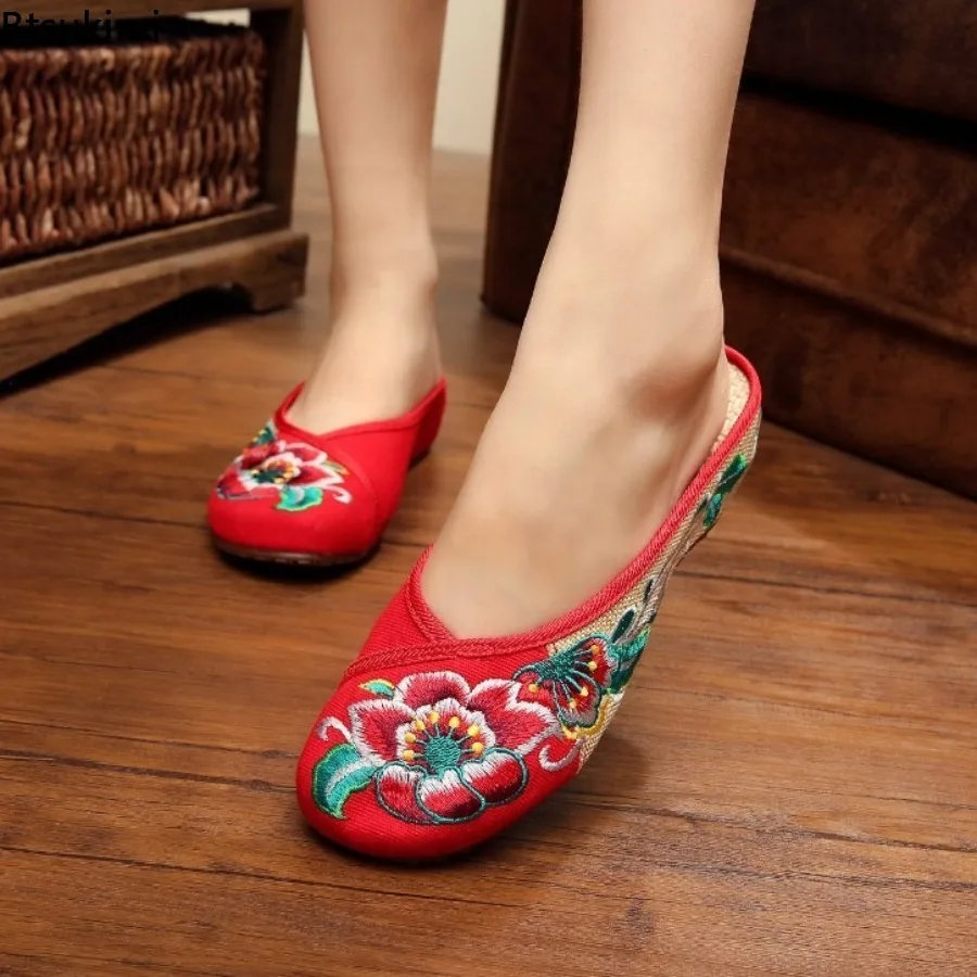2026 New Women's Summer Beijing Canvas Slippers Vintage Ethnic Style Embroidered Casual Cloth Shoes Walking Home Ladies Slippers