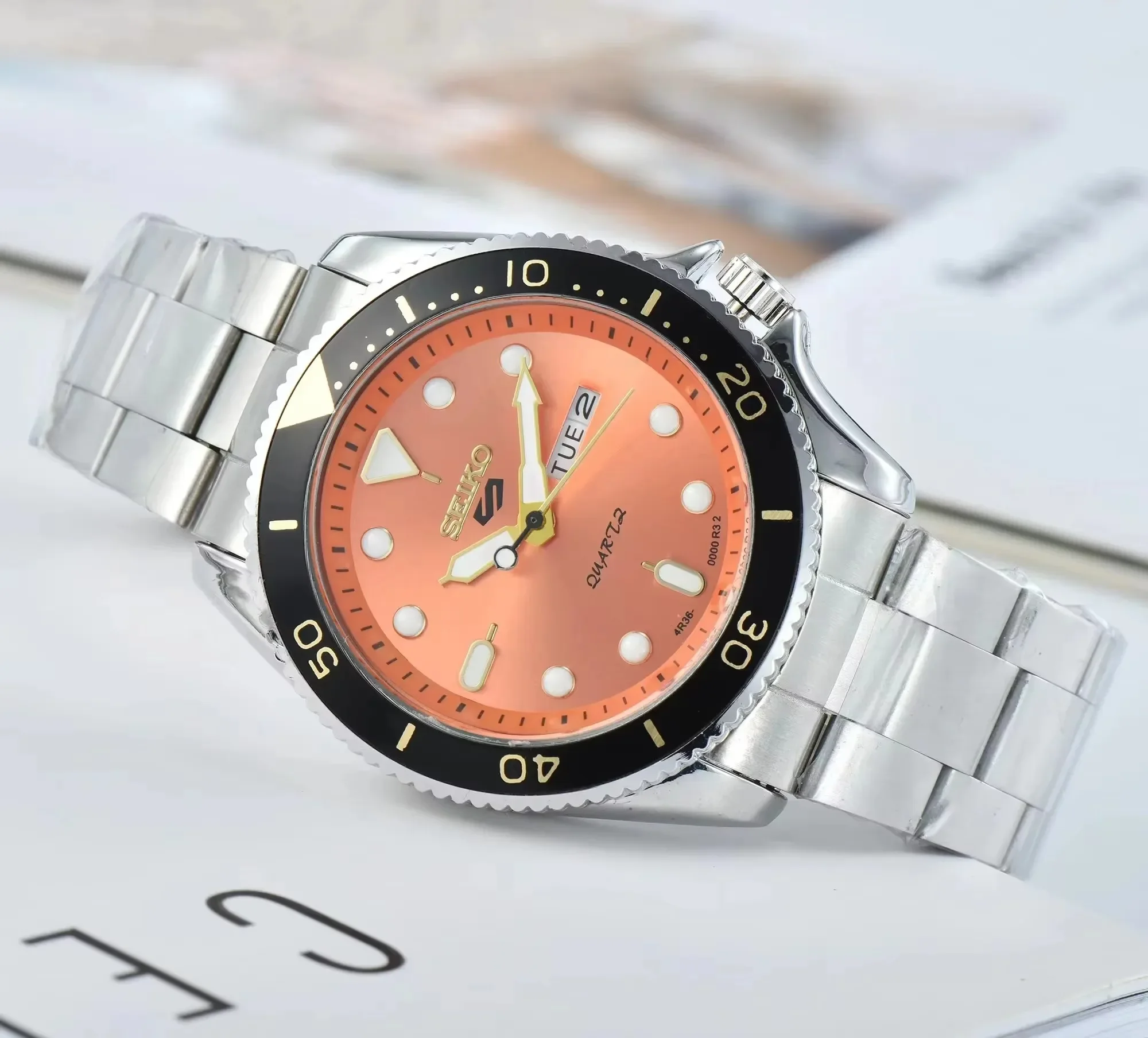 ساعة سيكو الرياضية كوارتز مقاومة للماء للرجال، مينا متعددة الوظائف وعلامات مضيئة، ستانلس ستيل أو حزام مطاطي.