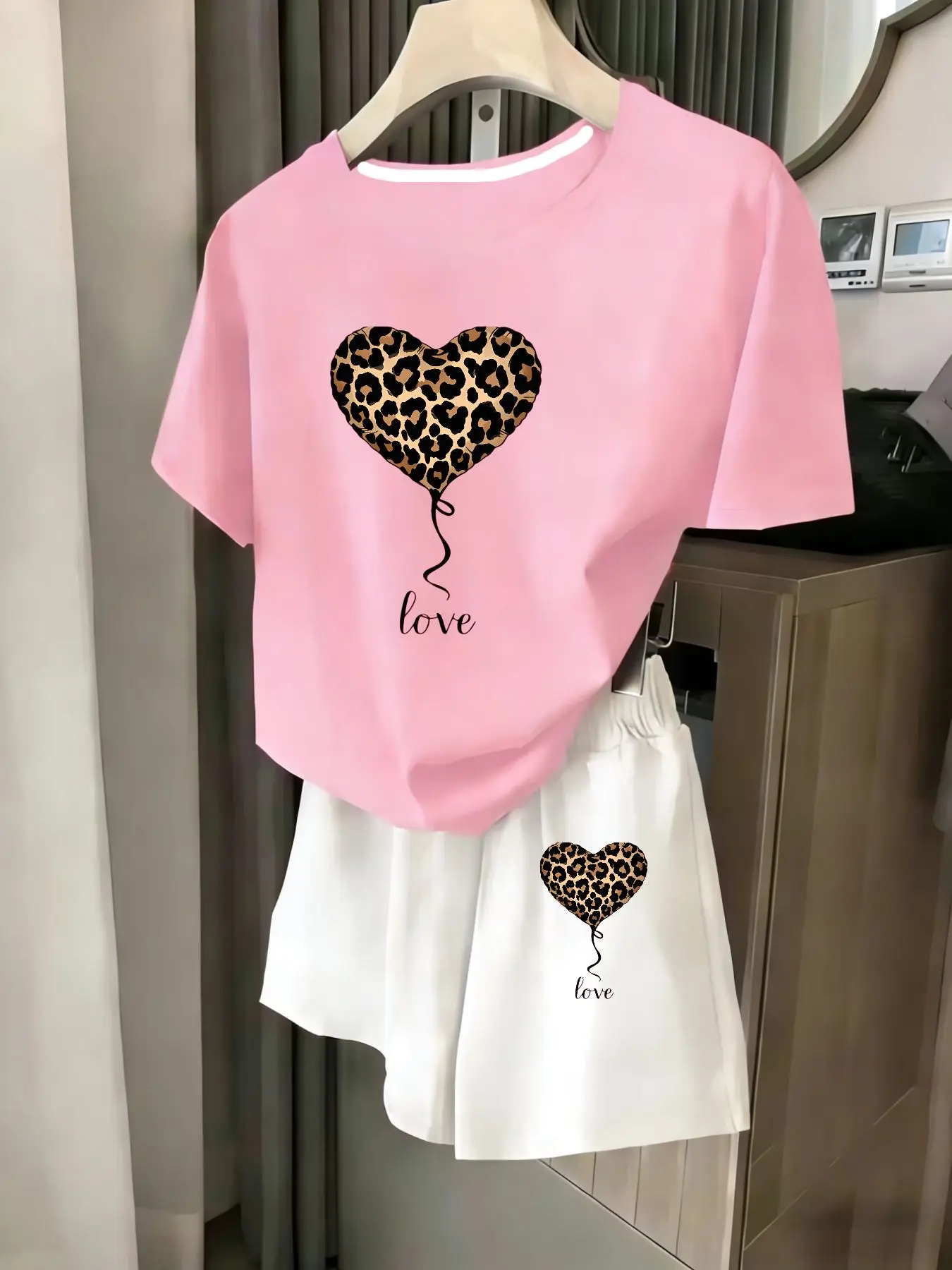 

Ladies 2-Piece Set Summer Beach Vacation Casual round Neck Short Sleeve Random Print T-Shirt Elastic Waist Shorts Suit Comfortab