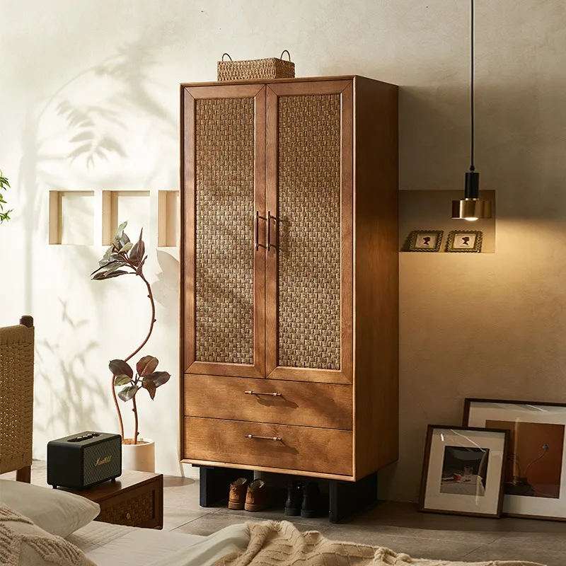 Mittelalterlicher Kleiderschrank aus massivem Rattan