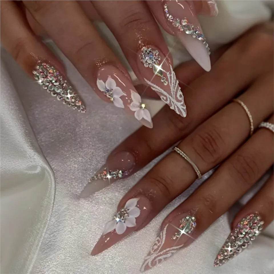 24 piezas de uñas postizas de stiletto largo brillante con diamantes, degradado blanco nude francés, cubierta completa, puntas con pedrería 6
