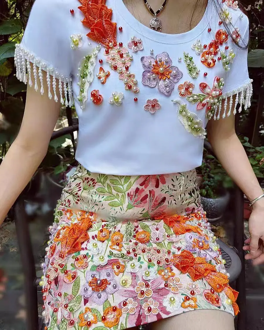 Novità nel 2024 t-shirt In cotone con cuciture nappa con ricamo floreale per t-shirt a maniche corte da donna magliette bianche