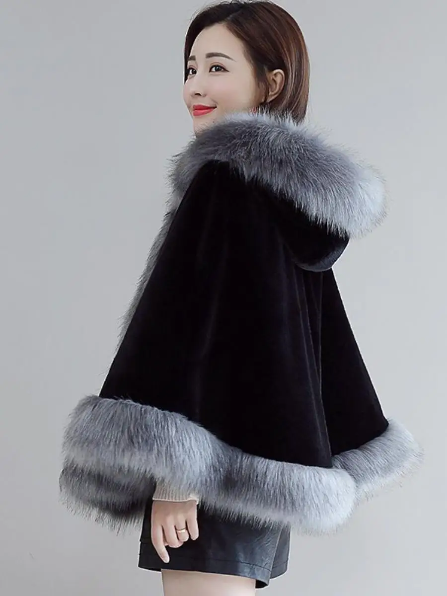 เสื้อคลุมขนเฟอร์เทียมสำหรับผู้หญิง สไตล์อินเทรนด์สำหรับฤดูใบไม้ร่วงและฤดูหนาว ทรงคลุมไหล่ กระชับรูปร่าง ให้ความอบอุ่น แฟชั่นทันสมัย ไซส์ฟรี ทรงไม่สมมาตร