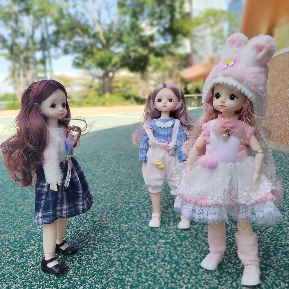 魅力的な28cmの人形は素敵な服を着ています。6歳から10歳の女の子にぴったりの玩具です。BJD人形用の1/6スケールの衣装が付いています。