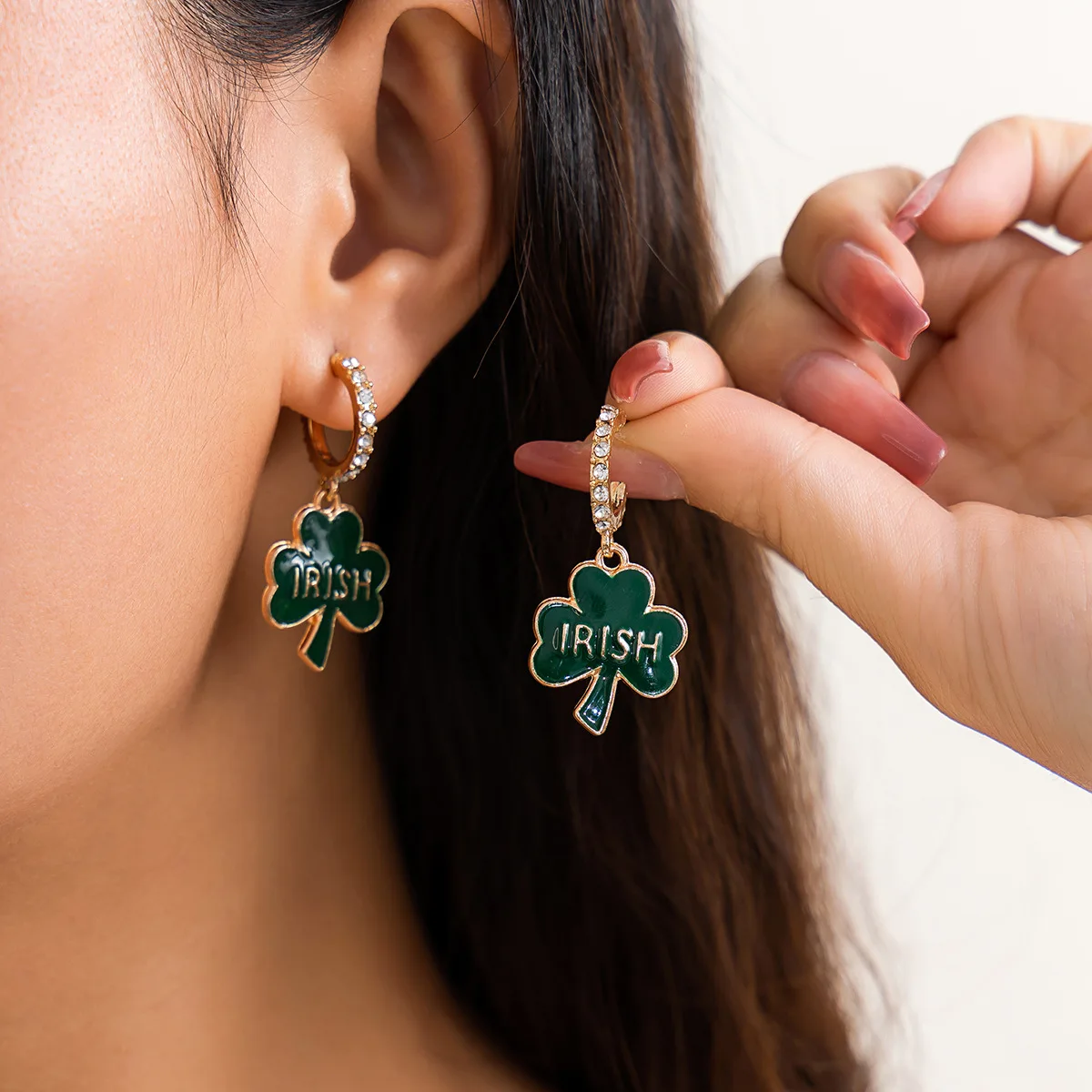 2024 New Simple Versatile Green Leaf Earrings for Women Unique High-quality Shine Rhinestone Earrings Holiday Accessories