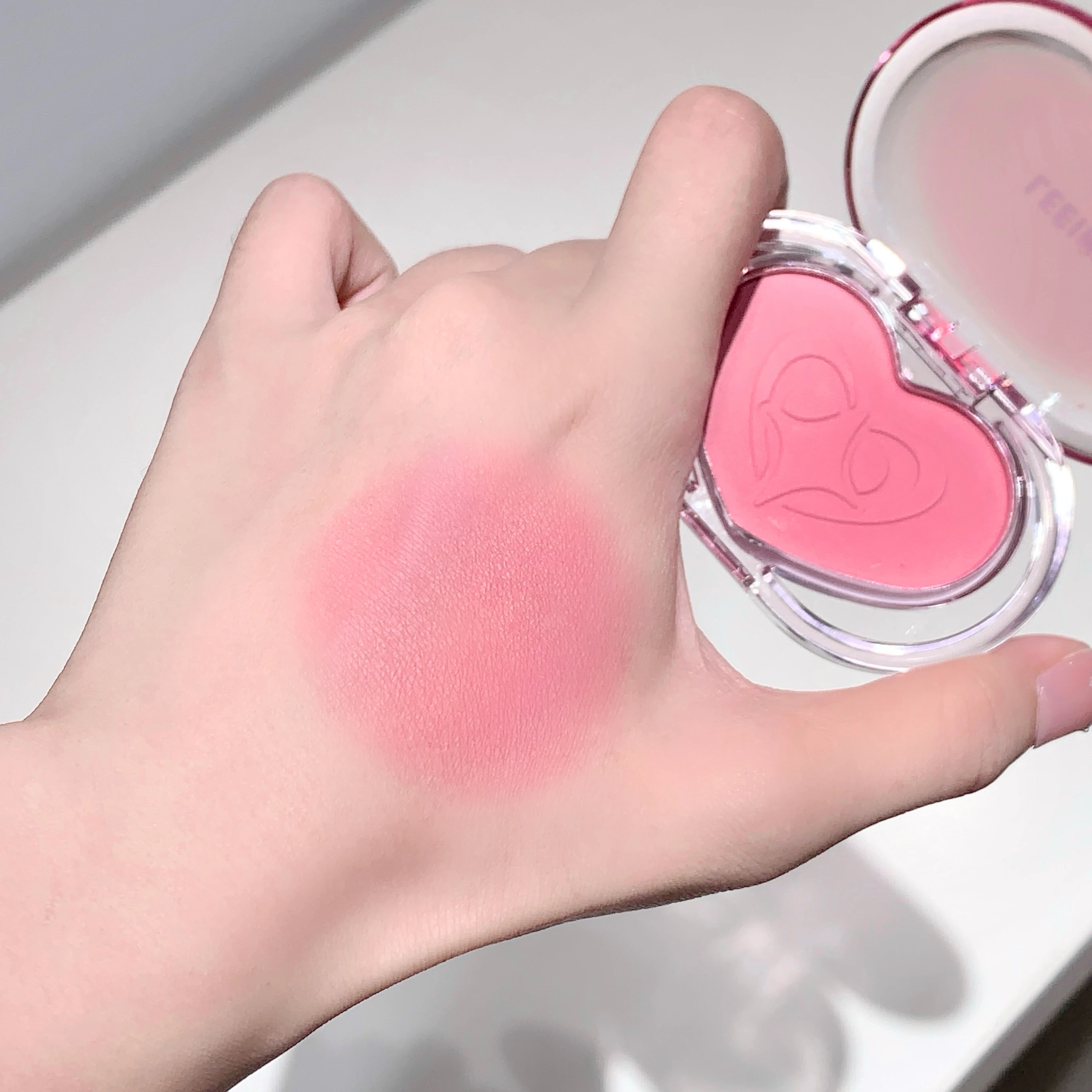 LEE INTO Blush de cor única Textura sedosa, renderização sem sensação de pó Baixa saturação, brilho fosco natural de longa duração