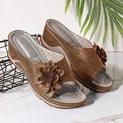 Letnie kapcie damskie platforma sandały damskie moda kwiat Hollow Wedge buty na plażę dla kobiet lekki Slip on obuwie 슬리퍼