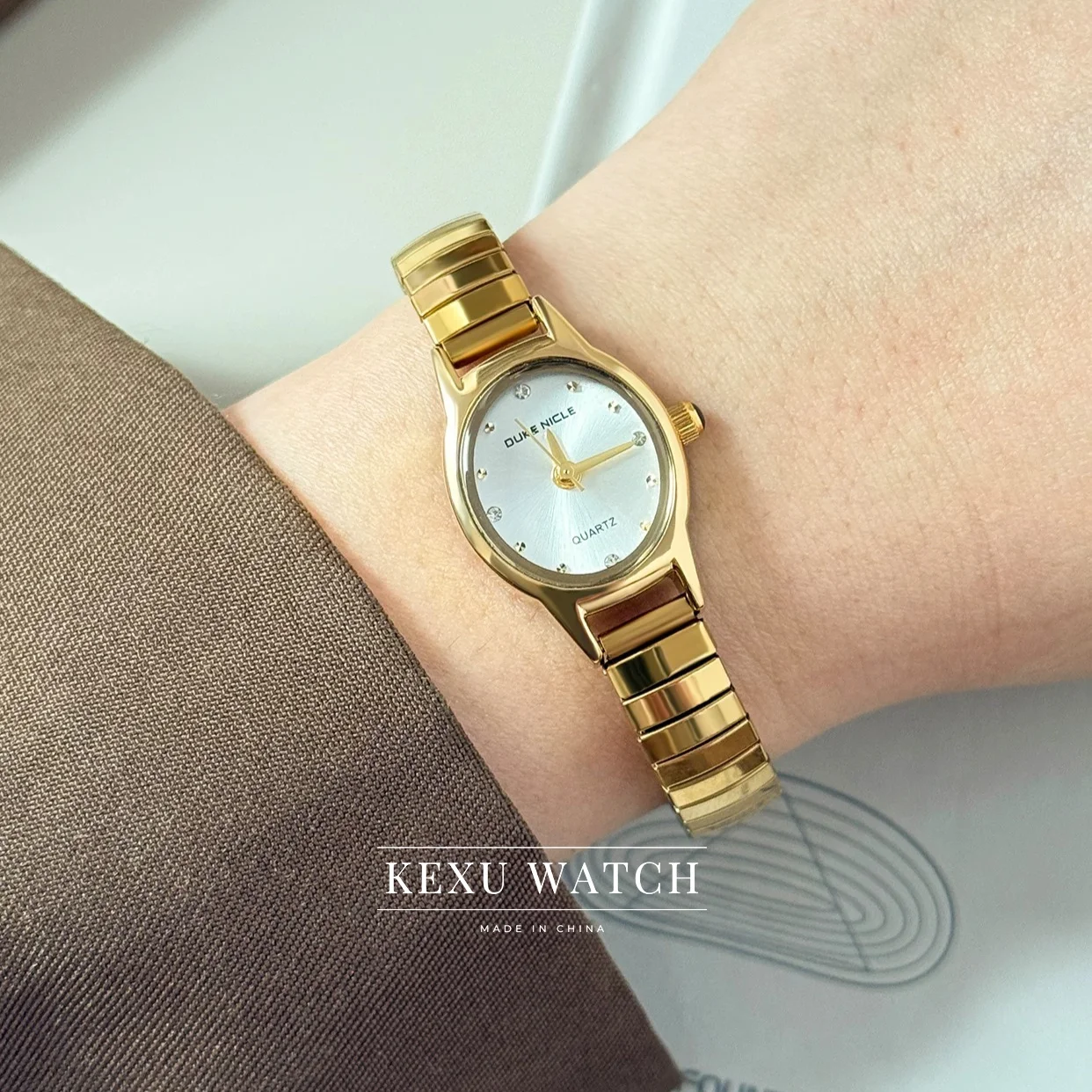 Vintage-inspired Oval Stretchy Diamond Watch for Women: Elegant Niche Daily Style