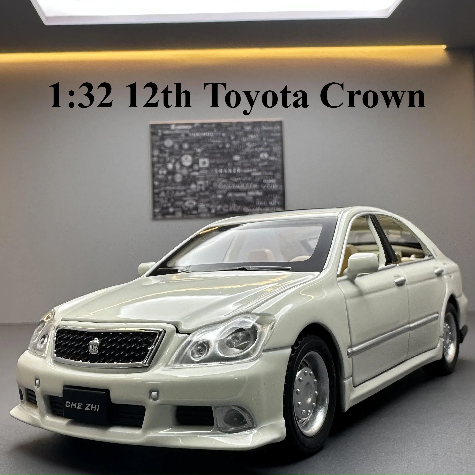 1:32 12th Toyota Crown Alloy Car Model Diecasts Vehicles Metal Toy Pull Back Car Model Simulation Sound and Light Kids Gift