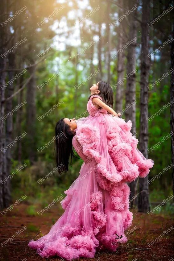 Puffy Pink Mother And Daughter Matching Dresses For Family Look V   Neck Ruffles Layered Photo Shoot Mom And Me Evening Outfits