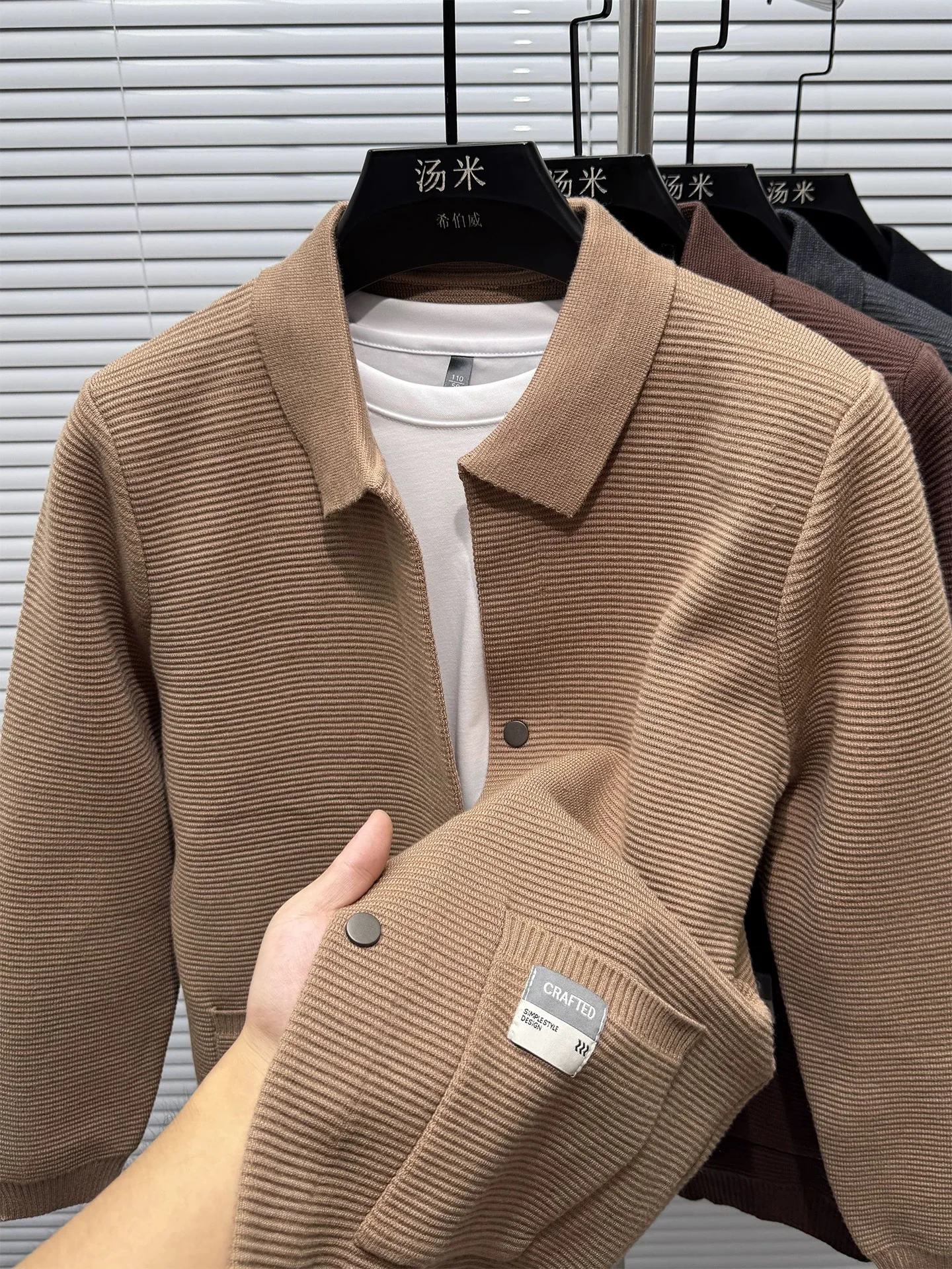 

Легкая роскошь мужская трикотажная перевернутым воротником кардиган премиум бренд буквы вышитые карманы модные пуговицы украшенная новой пункт чистой цвет Пальто курткой