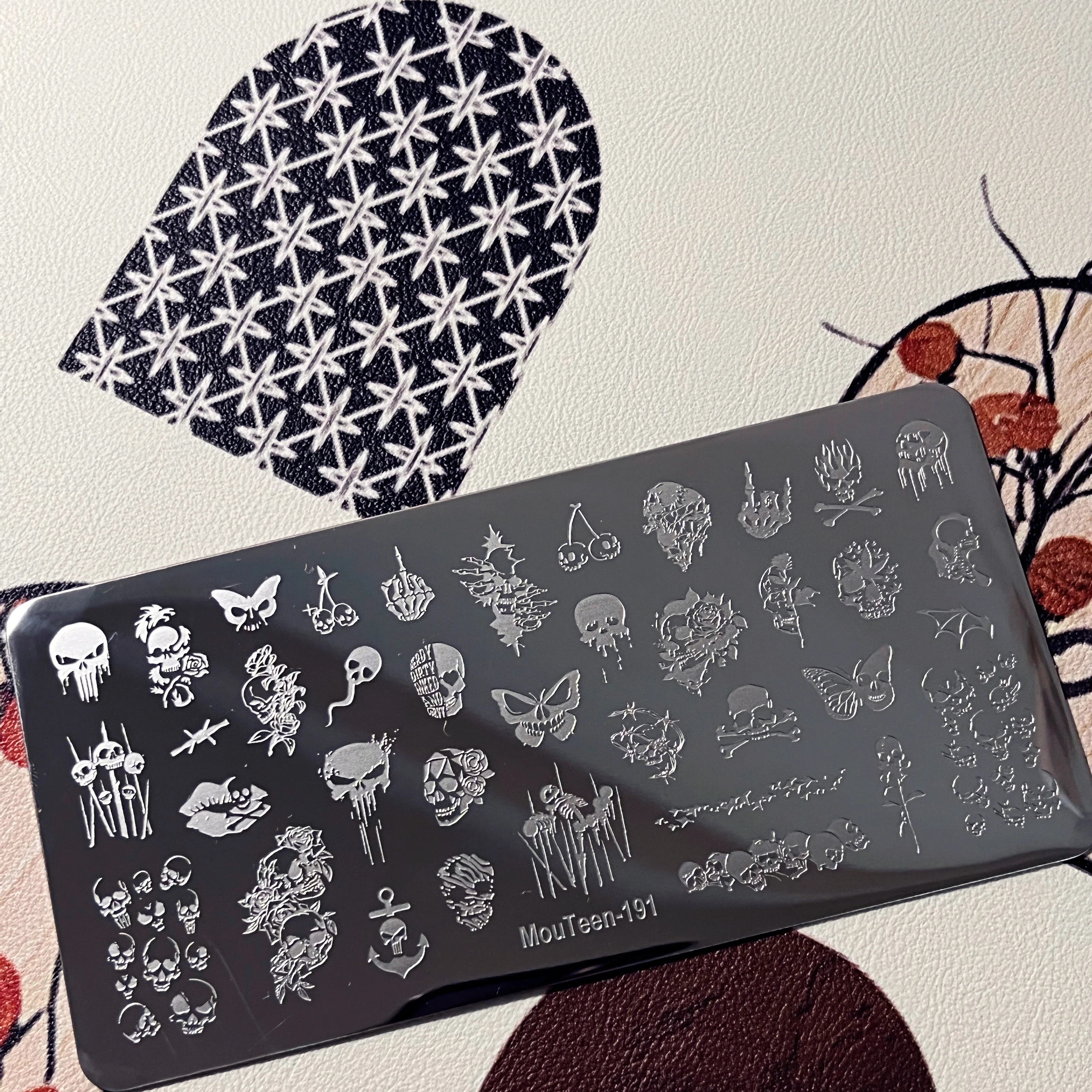 Placa de Estampado de Uñas MouTeen191 con Diseño Gótico de Calavera y Rosa, Patrón de Mariposas y Huesos Cruzados, Estilo Oscuro, Plantilla para Arte de Uñas y Manicura