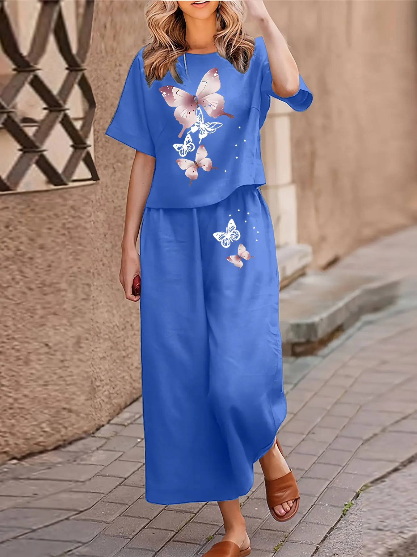 Damski komplet dwuczęściowy plus size, casualowy, koszulka z krótkim rękawem i nadrukiem, spodnie, luźny krój, okrągły dekolt.