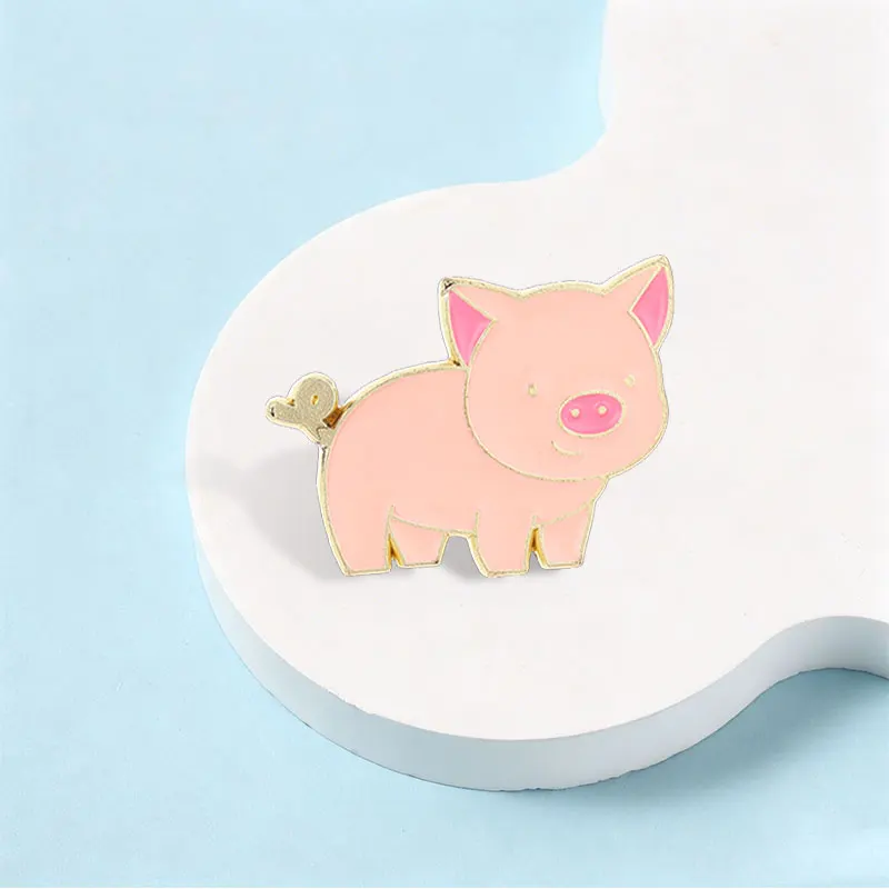 Cartoon Cute Pink Pig Enamel Pin Chic Kawaii Curly Tail Pig Metal Brooch Backpack Lapel Badge Fashion Jewelry Gift for Friends