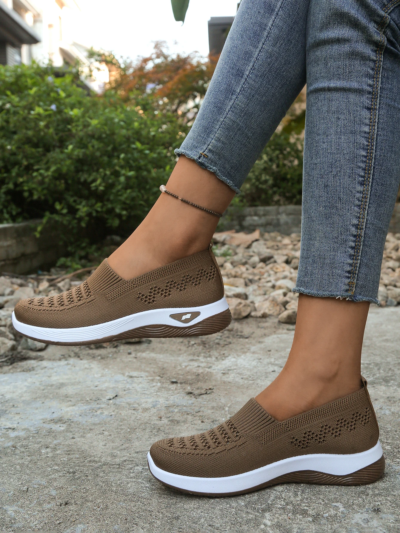2026 Sommer Damen Leichte Bequeme Atmungsaktive Lässige Ausgehöhlte Slip-On Wanderschuhe – Detail 2