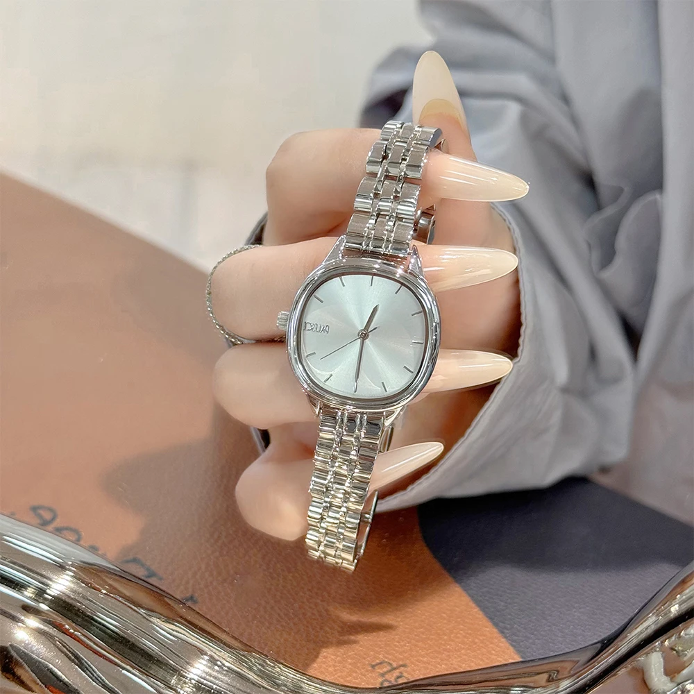 ساعة يد نسائية أنيقة جديدة فاخرة وبسيطة باللون الذهبي والفضي بمينا مربع صغير من الفولاذ المقاوم للصدأ كوارتز ساعة يد نسائية