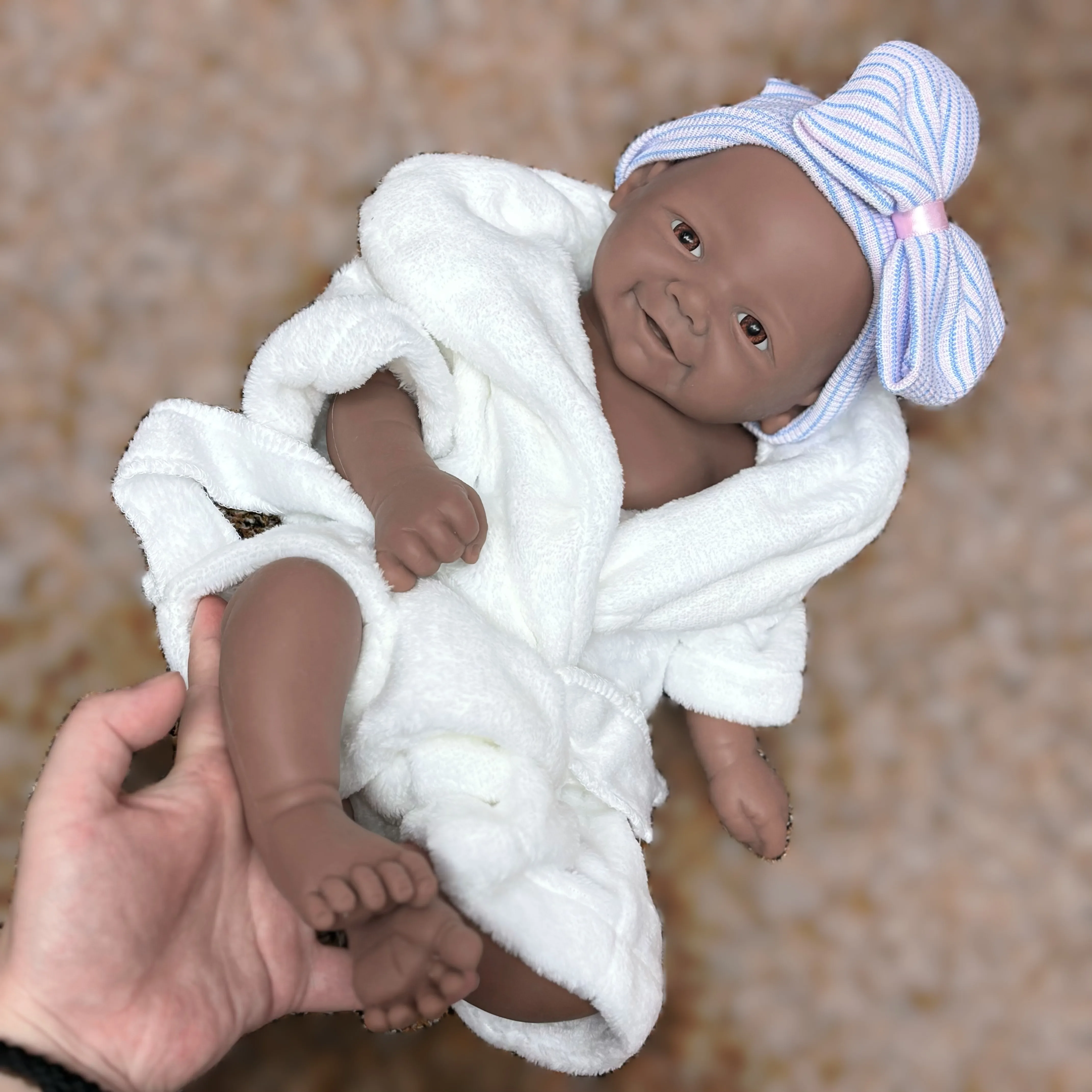 

New 18-inch all-silicon soft black skin opened eyes newborn girl doll, available in white embryo and high-color versions.