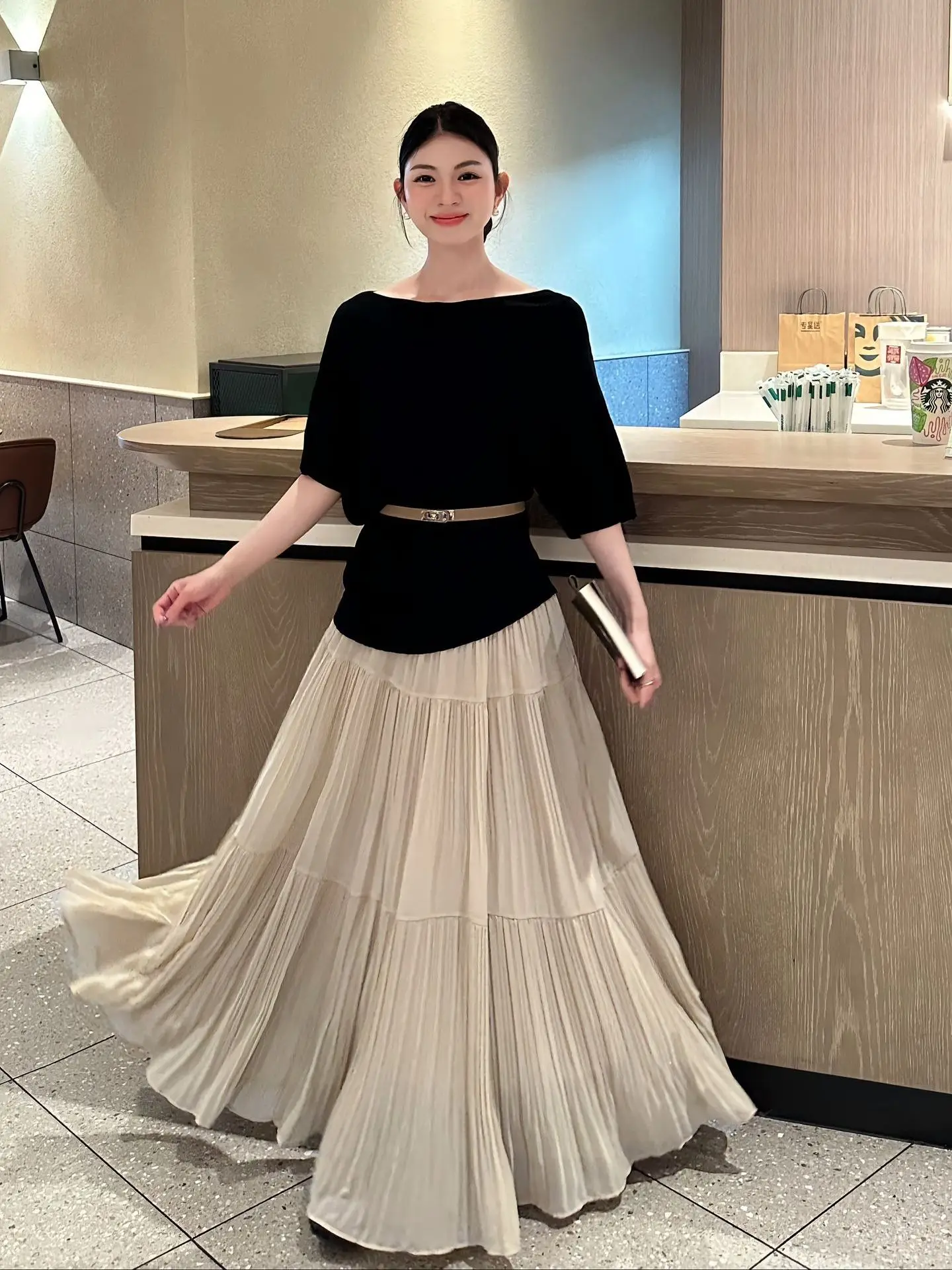 ชุดเซ็ตเสื้อผ้าฤดูร้อนสำหรับผู้หญิง เสื้อยืดคอกลมแขนสั้นพร้อมเข็มขัด และกระโปรง ชุดแฟชั่นสองชิ้น