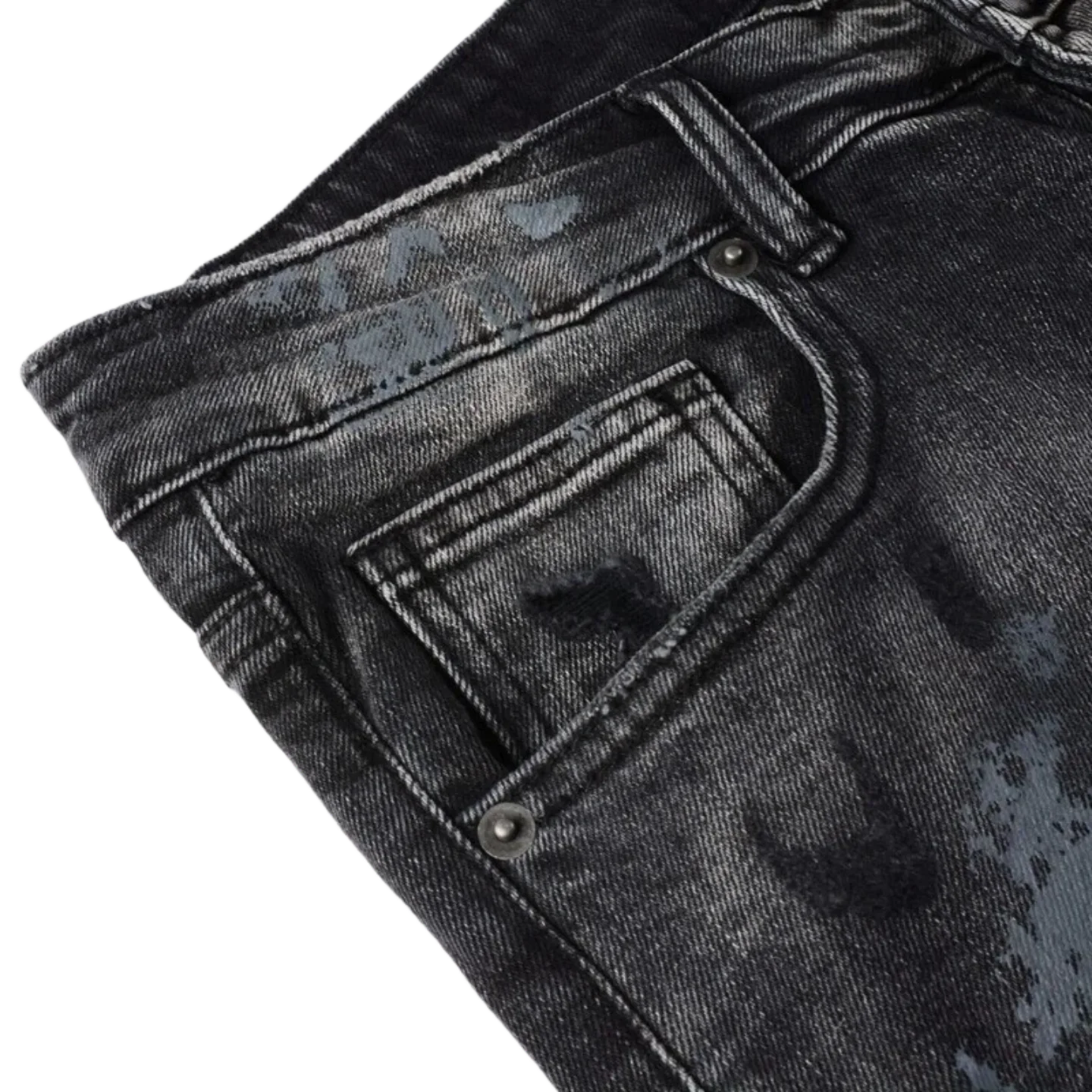 고품질의 다크 데미지 진에 자수된 레터 패턴 디자인이 적용되어 가을과 겨울에 어울리는 하이 스트리트 스타일을 연출합니다.