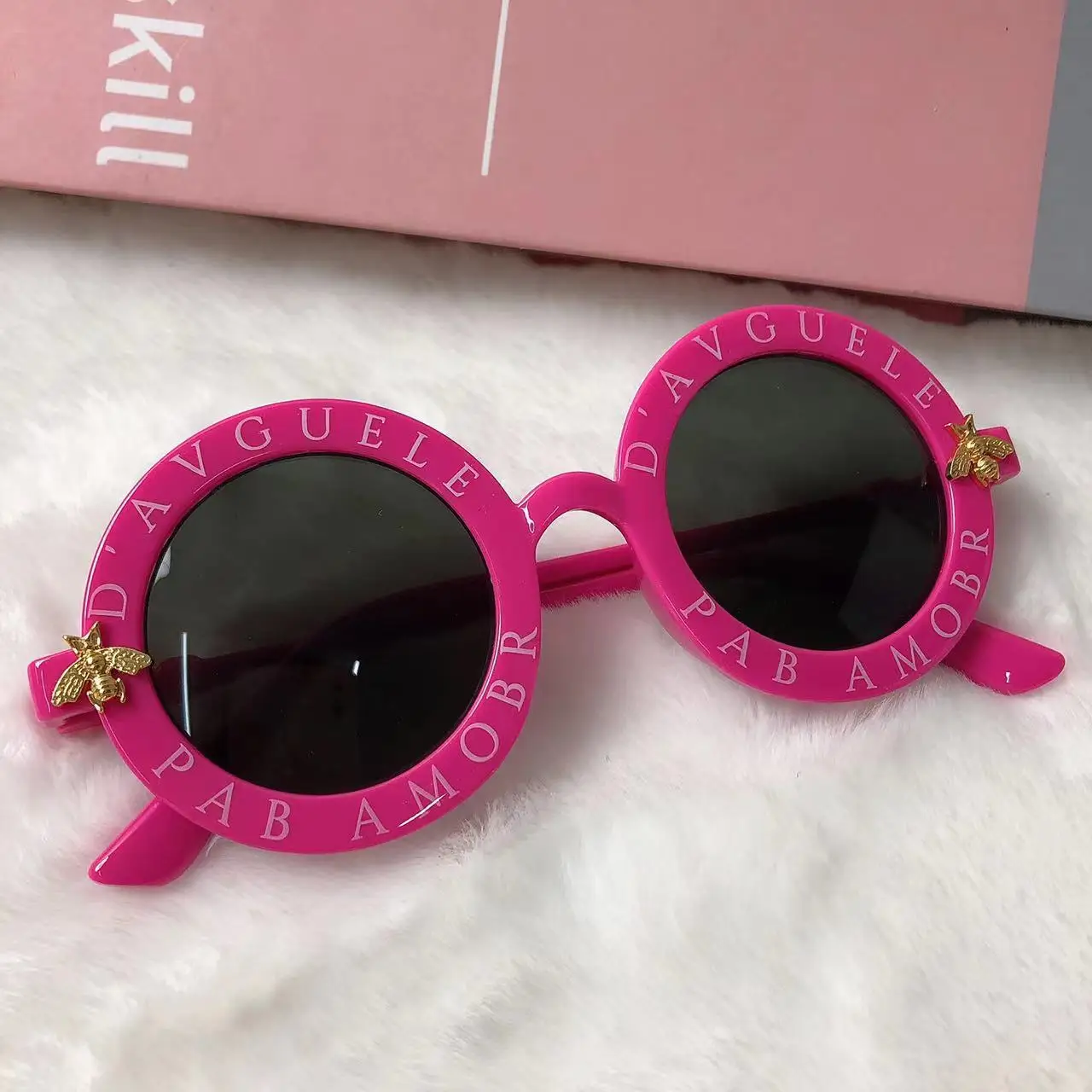 Nuovi bambini occhiali da sole Vintage ragazza decorativa ape lettera occhiali da sole ragazzi Outdoor parasole occhiali rotondi Oculos De Sol UV400