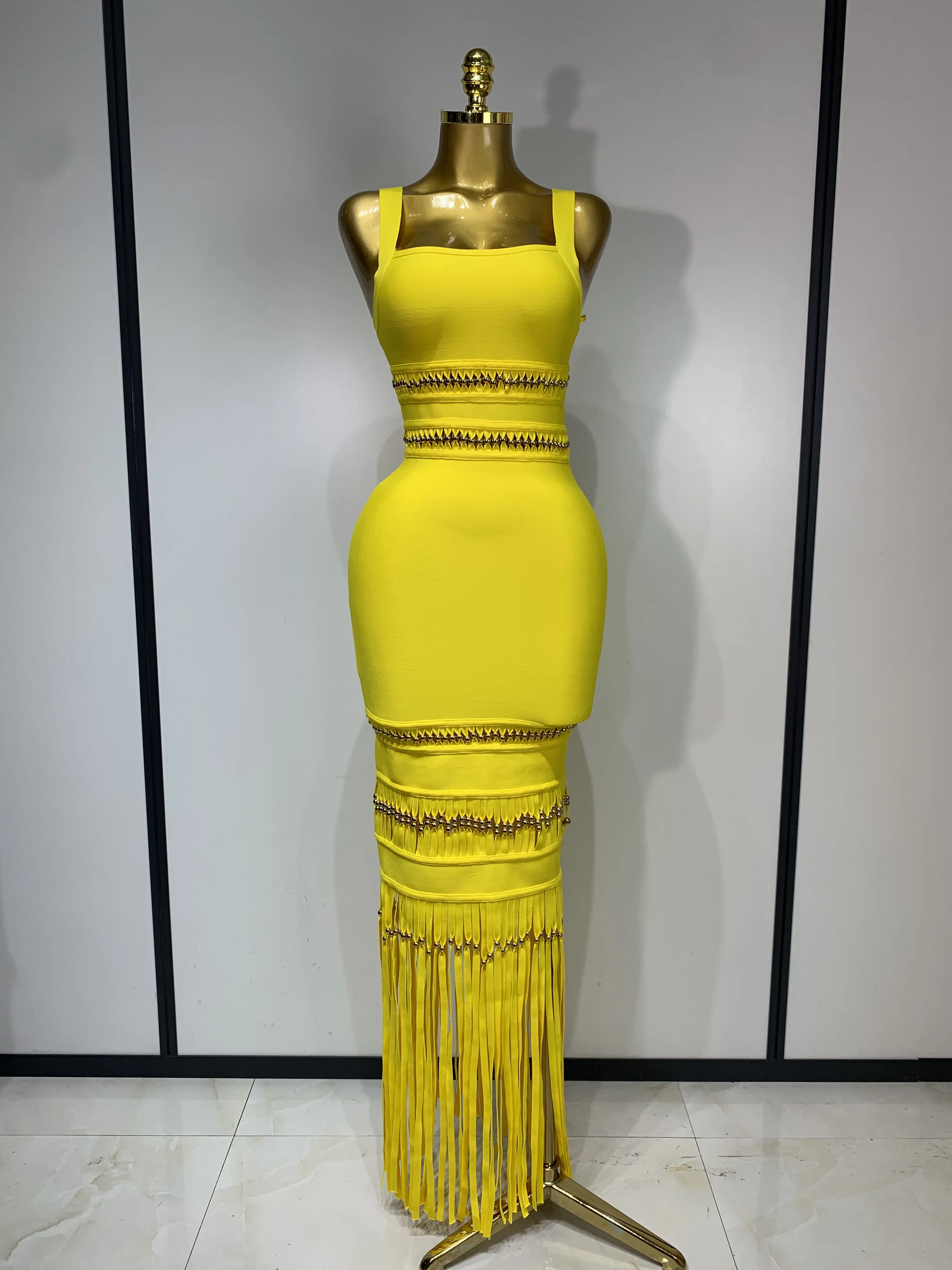 المرأة بلا أكمام مثير ساحة طوق شرابة Bodycon ضمادة فستان المشاهير أنيقة مساء حفلة عالية الجودة فستان عيد ميلاد