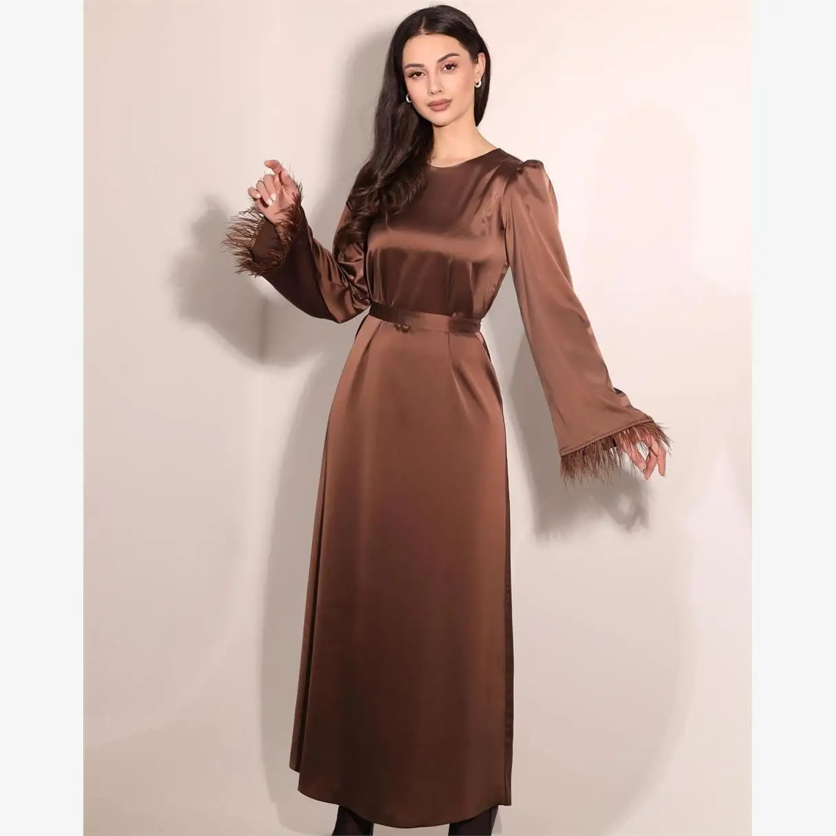 ชุดเดรสผ้าซาตินยาวสำหรับผู้หญิง แขนเสื้อแต่งขนนก คอทรงกลม กระโปรงทรงเอ เอวสูง แฟชั่นฤดูร้อน 2024