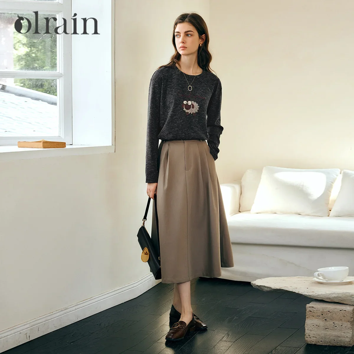เสื้อยืดปักลาย OLrain รุ่น Autumn 2025 ทรงตรง ผ้าถัก แขนยาว คอกลม สไตล์ลำลอง เรียบง่าย รุ่น M57CT96120